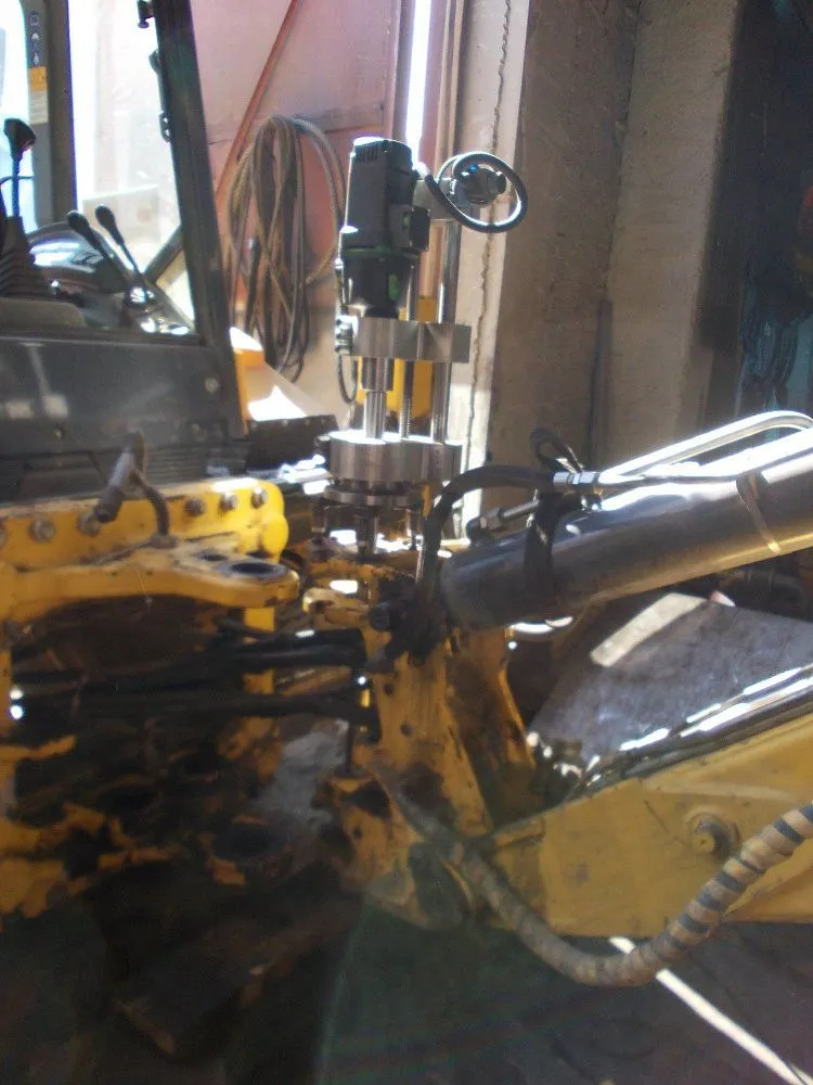 Ремонт отверстий траверсы экскаватора New Holland