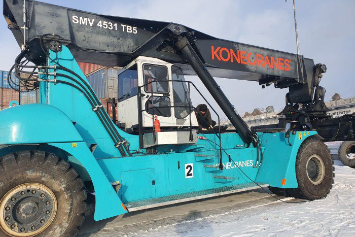 Проверка и дозаправка ПГА системы тормозов контейнерного погрузчика KoneCranes SMV4531 TB5
