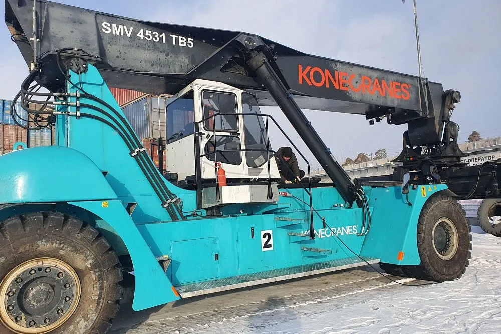 Проверка и дозаправка ПГА системы тормозов контейнерного погрузчика KoneCranes SMV4531 TB5